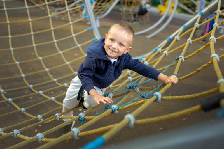 15 prostych zabaw ktore wspieraja integracje sensoryczna